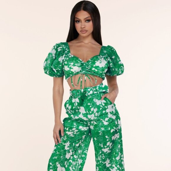 Tammy's Green Floral Top - Picture 2 of 4